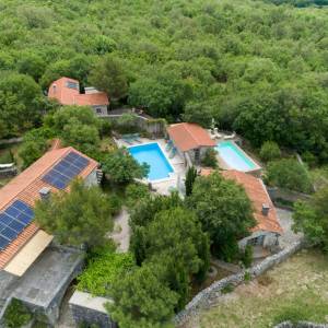 OTOK KRK - Prekrasno imanje s dvije kamene kuće