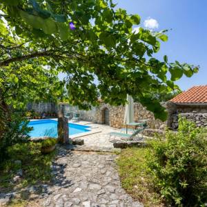 OTOK KRK - Prekrasno imanje s dvije kamene kuće