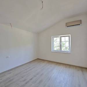 OTOK KRK, RISIKA - Dvije dvojne kuće svaka s vlastitim bazenom