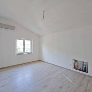 OTOK KRK, RISIKA - Dvije dvojne kuće svaka s vlastitim bazenom