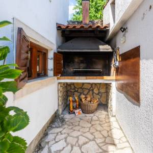 OTOK KRK, RISIKA - Šarmantna kuća s bazenom i jacuzzijem