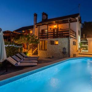 OTOK KRK, RISIKA - Šarmantna kuća s bazenom i jacuzzijem