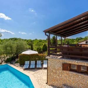 OTOK KRK, RISIKA - Šarmantna kuća s bazenom i jacuzzijem