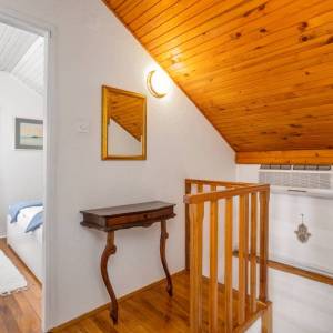 OTOK KRK, RISIKA - Šarmantna kuća s bazenom i jacuzzijem