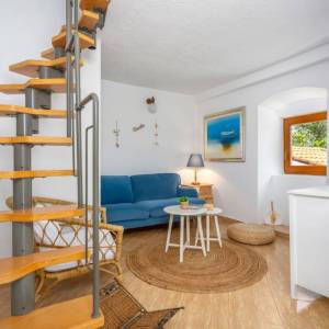 OTOK KRK, RISIKA - Šarmantna kuća s bazenom i jacuzzijem