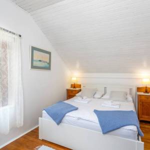 OTOK KRK, RISIKA - Šarmantna kuća s bazenom i jacuzzijem