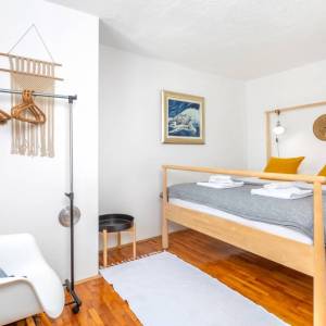 OTOK KRK, RISIKA - Šarmantna kuća s bazenom i jacuzzijem