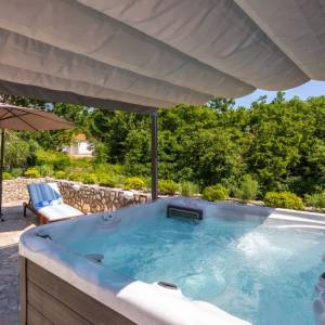 OTOK KRK, RISIKA - Šarmantna kuća s bazenom i jacuzzijem