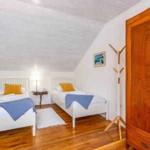 OTOK KRK, RISIKA - Šarmantna kuća s bazenom i jacuzzijem