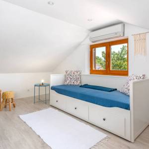 OTOK KRK, RISIKA - Šarmantna kuća s bazenom i jacuzzijem