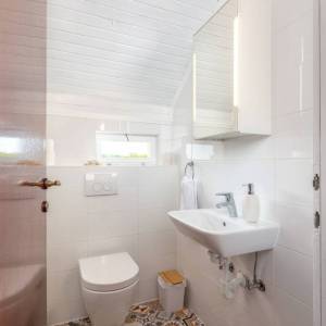 OTOK KRK, RISIKA - Šarmantna kuća s bazenom i jacuzzijem