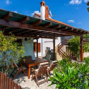 OTOK KRK, RISIKA - Šarmantna kuća s bazenom i jacuzzijem