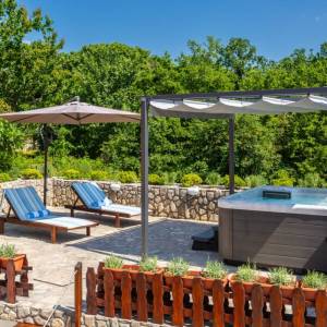 OTOK KRK, RISIKA - Šarmantna kuća s bazenom i jacuzzijem
