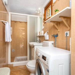 OTOK KRK, RISIKA - Šarmantna kuća s bazenom i jacuzzijem