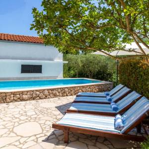OTOK KRK, RISIKA - Šarmantna kuća s bazenom i jacuzzijem