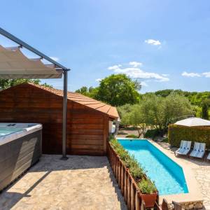 OTOK KRK, RISIKA - Šarmantna kuća s bazenom i jacuzzijem