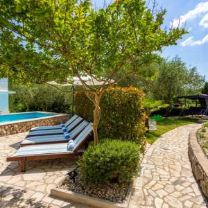 OTOK KRK, RISIKA - Šarmantna kuća s bazenom i jacuzzijem