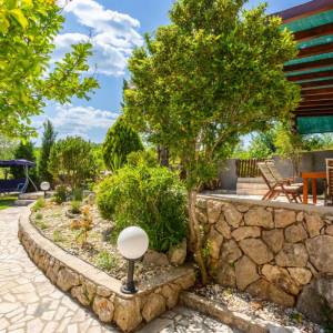 OTOK KRK, RISIKA - Šarmantna kuća s bazenom i jacuzzijem