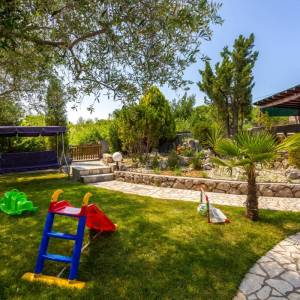 OTOK KRK, RISIKA - Šarmantna kuća s bazenom i jacuzzijem