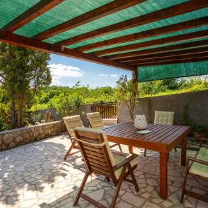 OTOK KRK, RISIKA - Šarmantna kuća s bazenom i jacuzzijem