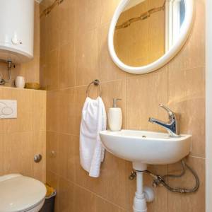 OTOK KRK, RISIKA - Šarmantna kuća s bazenom i jacuzzijem