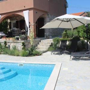 OTOK KRK - Rustikalna kuća s bazenom