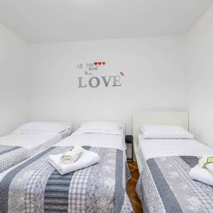 OTOK KRK - Samostojeća kuća s bazenom