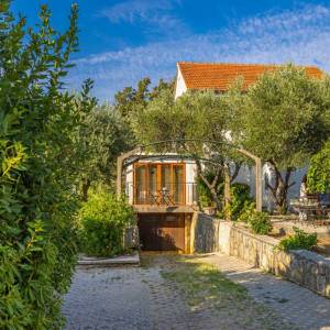 OTOK KRK - Samostojeća kuća s bazenom