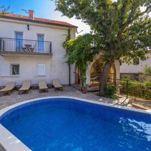 OTOK KRK - Samostojeća kuća s bazenom