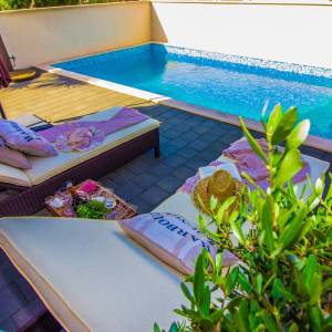 OTOK KRK, ŠILO - Apartman s okućnicom i bazenom