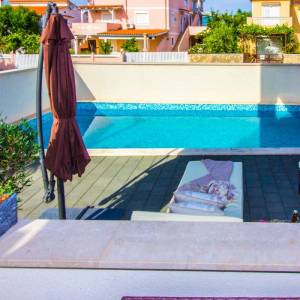 OTOK KRK, ŠILO - Apartman s okućnicom i bazenom