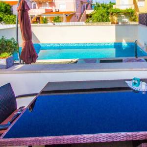 OTOK KRK, ŠILO - Apartman s okućnicom i bazenom