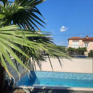 OTOK KRK, ŠILO - Apartman s okućnicom i bazenom