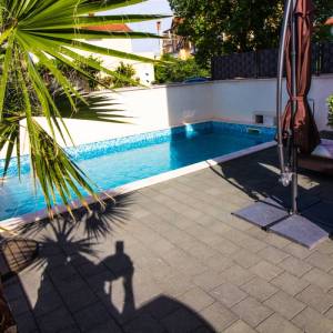 OTOK KRK, ŠILO - Apartman s okućnicom i bazenom