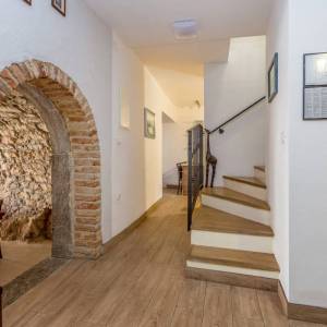 OTOK KRK, ŠIRE PODRUČJE GRADA KRKA – Autentična kamena kuća s panoramskim pogledom, bazenom i jacuzzijem