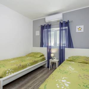 OTOK KRK, ŠIRE PODRUČJE GRADA KRKA – Autentična kamena kuća s panoramskim pogledom, bazenom i jacuzzijem