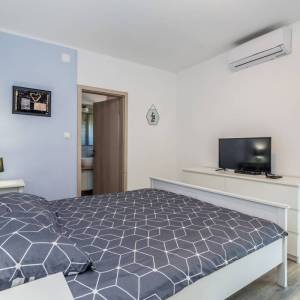 OTOK KRK, ŠIRE PODRUČJE GRADA KRKA – Autentična kamena kuća s panoramskim pogledom, bazenom i jacuzzijem