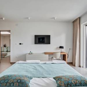 OTOK KRK, šire područje grada Krka – Ekskluzivna vila s bazenom na mirnoj lokaciji