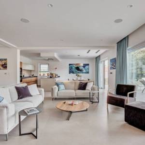 OTOK KRK, šire područje grada Krka – Ekskluzivna vila s bazenom na mirnoj lokaciji