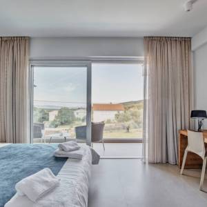 OTOK KRK, šire područje grada Krka – Ekskluzivna vila s bazenom na mirnoj lokaciji