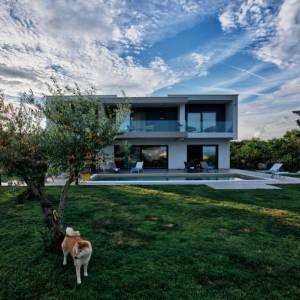 OTOK KRK, šire područje grada Krka – Ekskluzivna vila s bazenom na mirnoj lokaciji