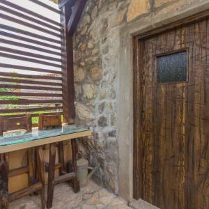 OTOK KRK, šire područje grada Krka - Adaptirana kamena kuća s krovnom terasom