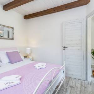 OTOK KRK, šire područje grada Krka - Adaptirana kamena kuća s krovnom terasom