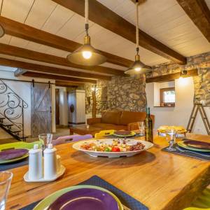 OTOK KRK, šire područje grada Krka - Adaptirana kamena kuća s krovnom terasom