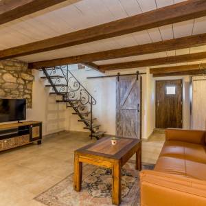 OTOK KRK, šire područje grada Krka - Adaptirana kamena kuća s krovnom terasom