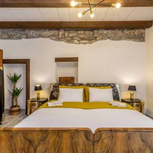 OTOK KRK, šire područje grada Krka - Adaptirana kamena kuća s krovnom terasom