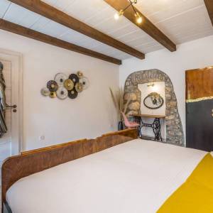 OTOK KRK, šire područje grada Krka - Adaptirana kamena kuća s krovnom terasom