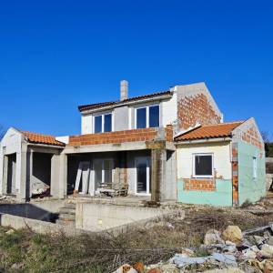 OTOK KRK, šire područje grada Krka - Kuća s bazenom u roh-bau fazi