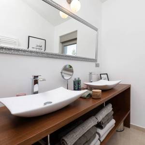 OTOK KRK, unutrašnjost otoka - Luksuzna kuća s bazenom