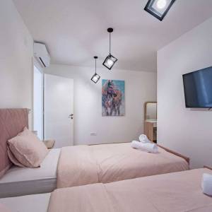 Otok Krk, unutrašnjost otoka - Luksuzna samostojeća vila s bazenom